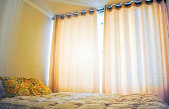 אילו וילונות מתאימים לחדר שינה?2